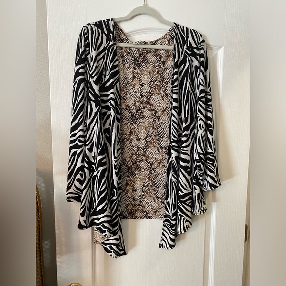 EUC, reversible animal print cardigan. Size 1x/2x, rayon like fabric - Picture 4 of 6